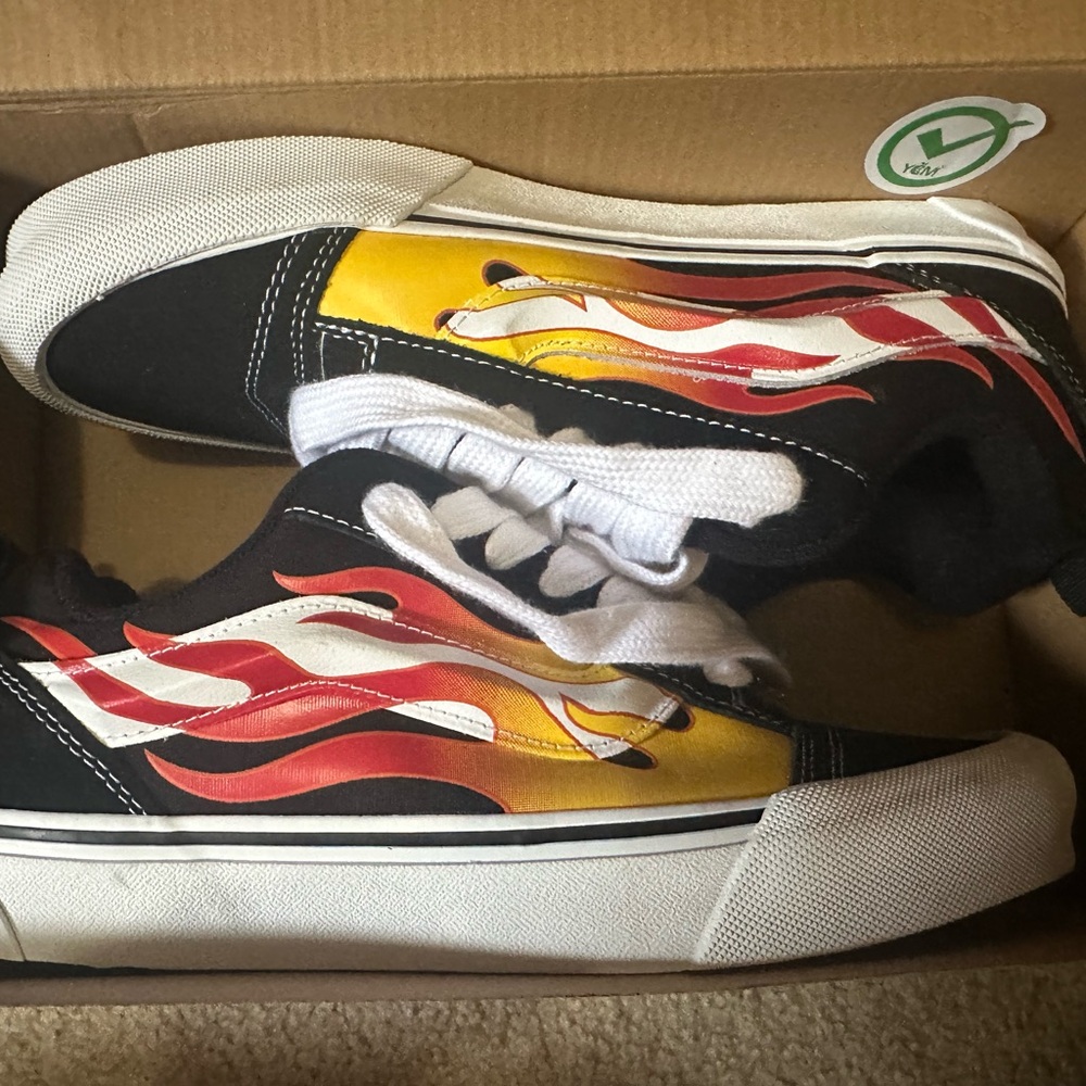 Vans Knu Skool “Flame” Black/Red — Women’s 9 (Men’s 7.5)